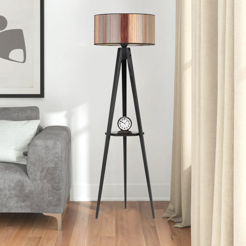 Floor lamp ANIKE in black and brown, featuring a wooden base, fabric shade, and a shelf for decorative items.