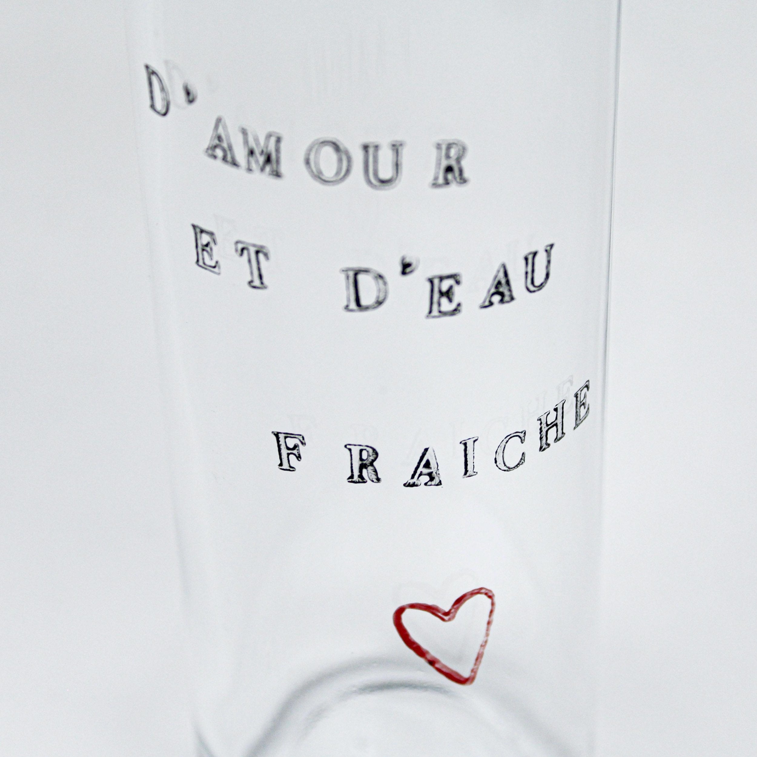 Gourde en verre de 25 cL peinte à la main avec un message personnalisé, idéale pour un usage quotidien.