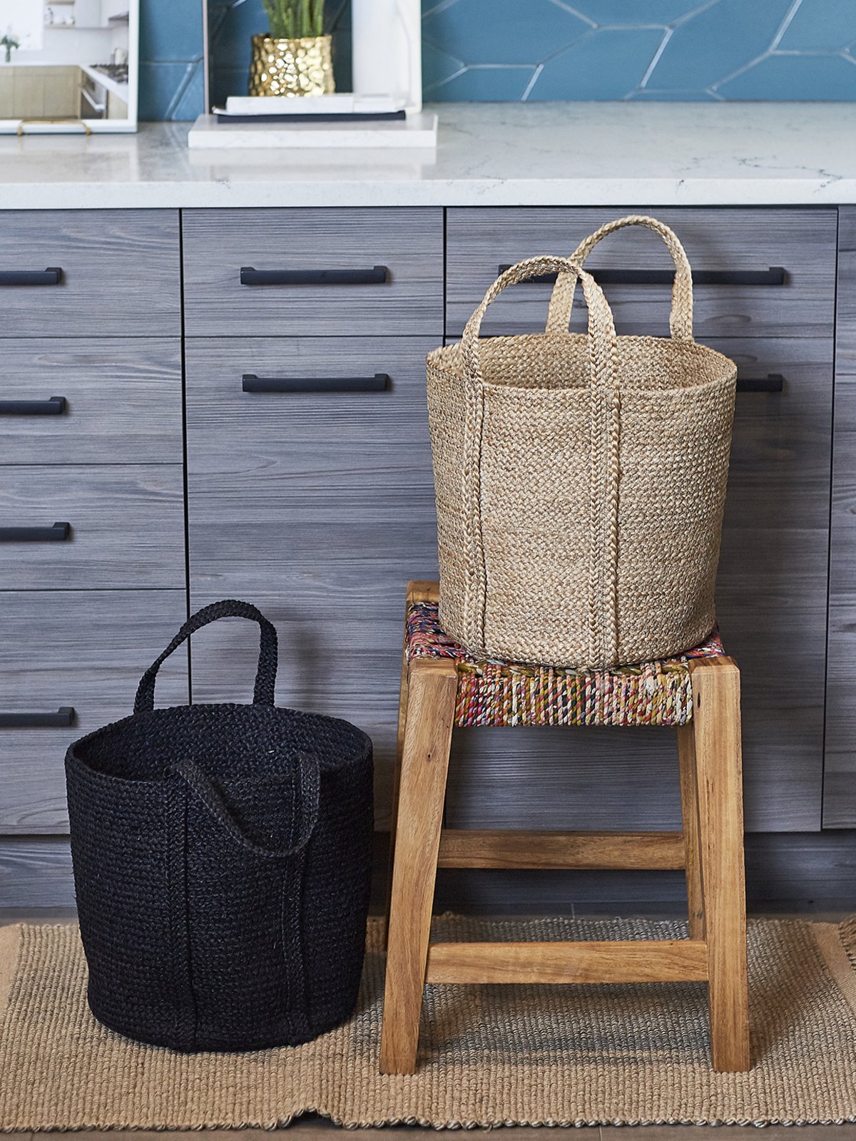 Kata Basket with handle in black, made from braided jute, showcasing its unique texture and design.