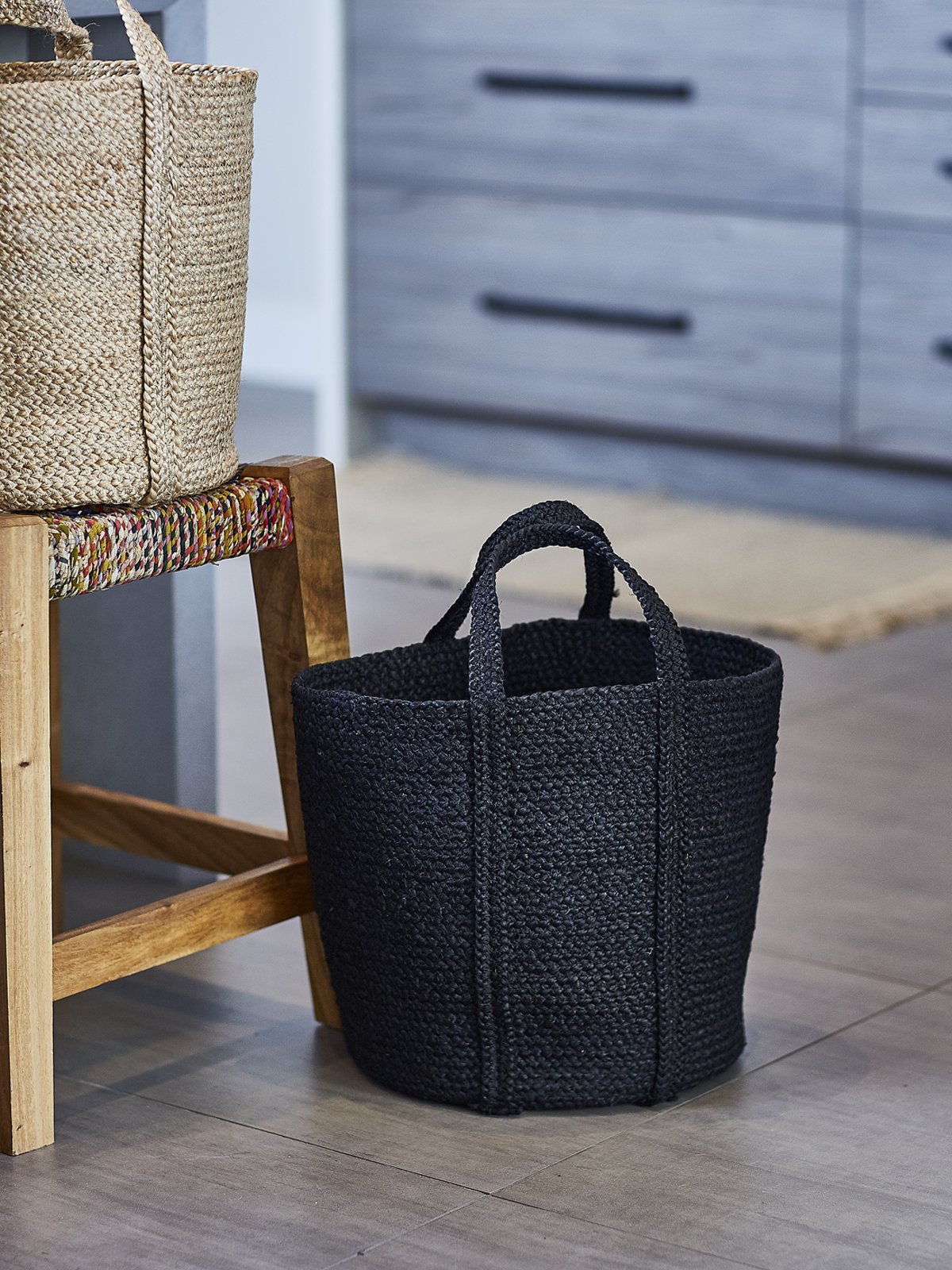 Kata Basket with handle in black, made from braided jute, showcasing its unique texture and design.