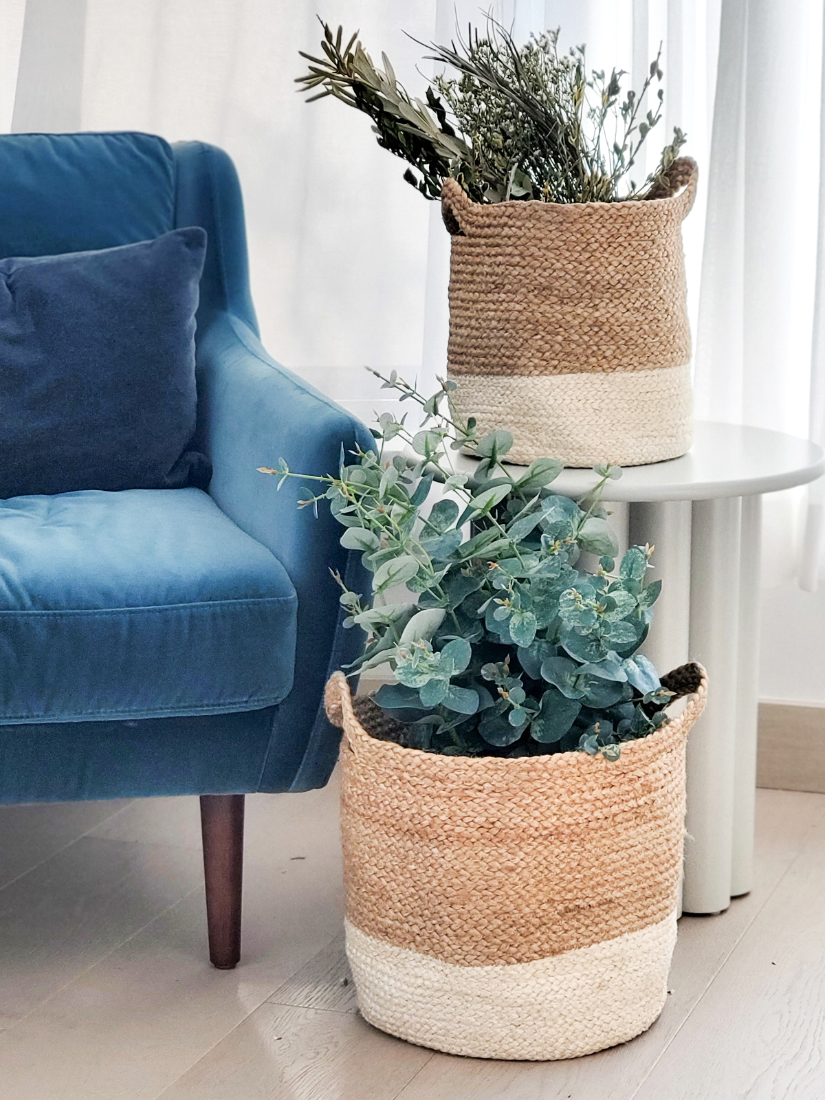 Kata Colorblock basket made from braided jute, featuring a natural and white color scheme, ideal for home storage.