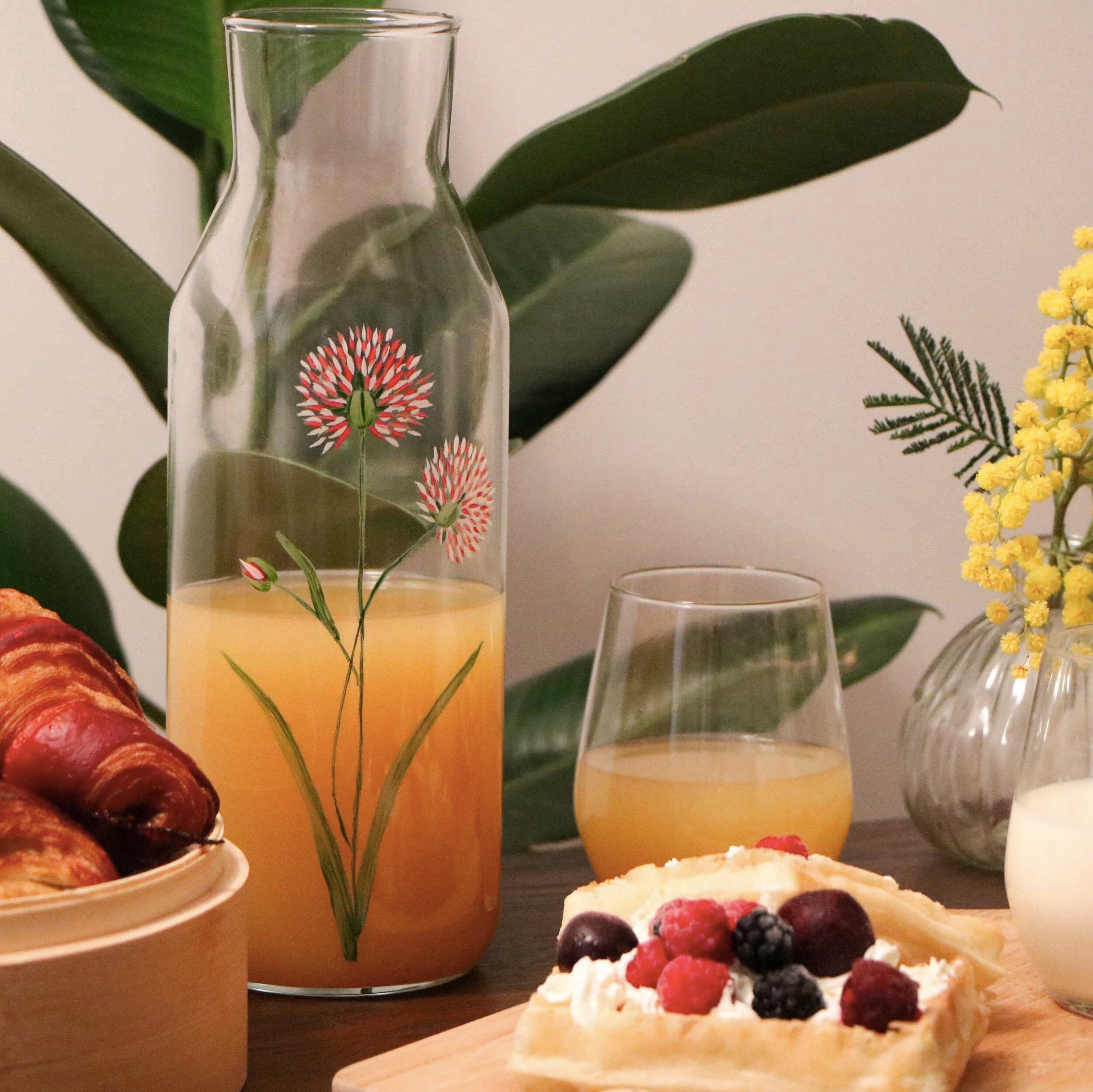 Carafe en verre peinte à la main de 1L, ornée de motifs colorés, idéale pour servir des boissons.