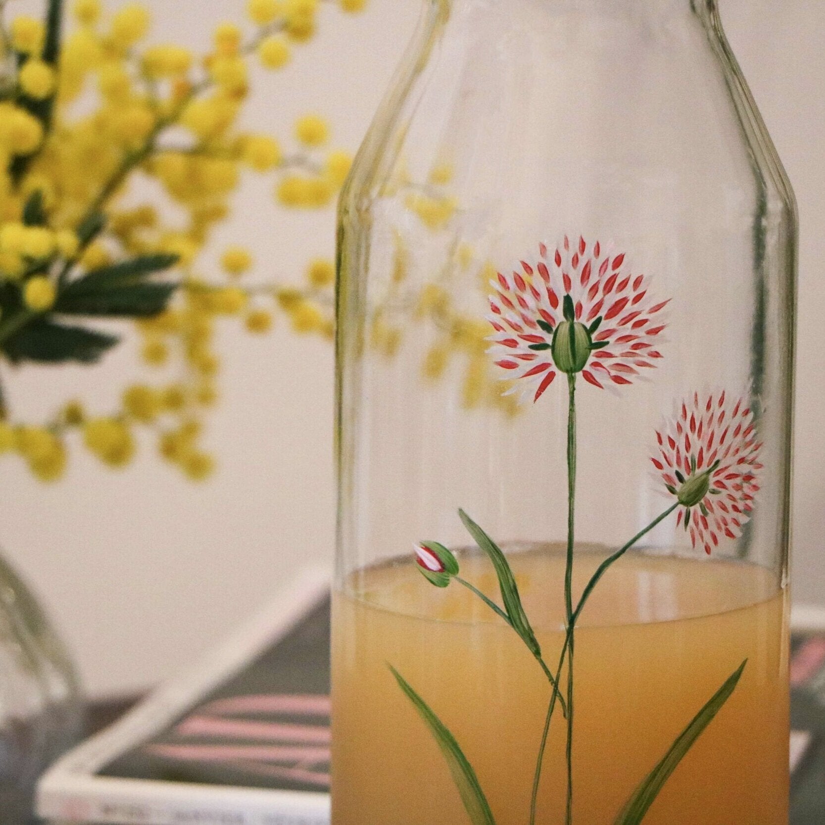 Carafe en verre peinte à la main de 1L, ornée de motifs colorés, idéale pour servir des boissons.