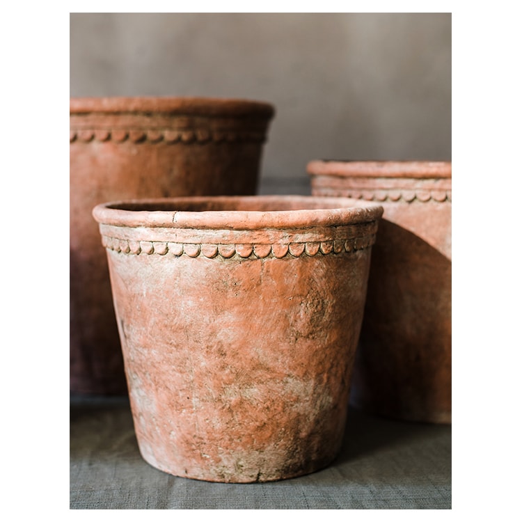 Large terracotta red concrete planter pot with drainage hole, ideal for outdoor gardening.