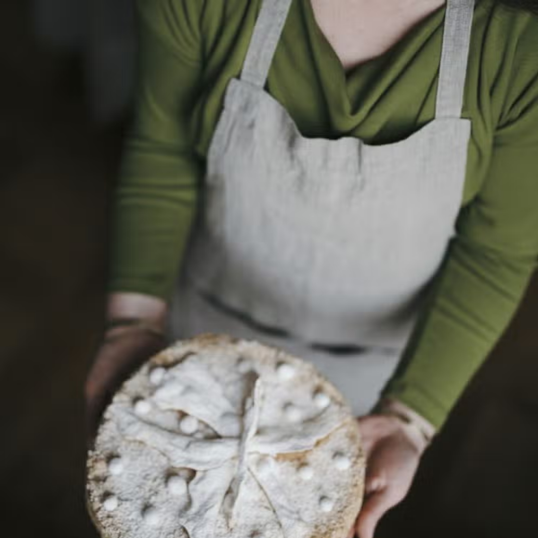 Elegant linneförkläde i naturlig färg, tillverkat av 100% certifierad linne, med två fickor och justerbart band.