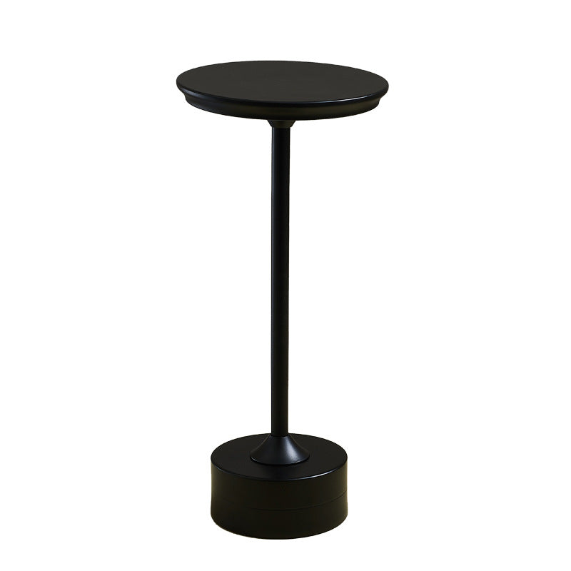 Lámpara de mesa recargable en colores oro, plata y negro, con diseño moderno y minimalista, ideal para decoración y funcionalidad.