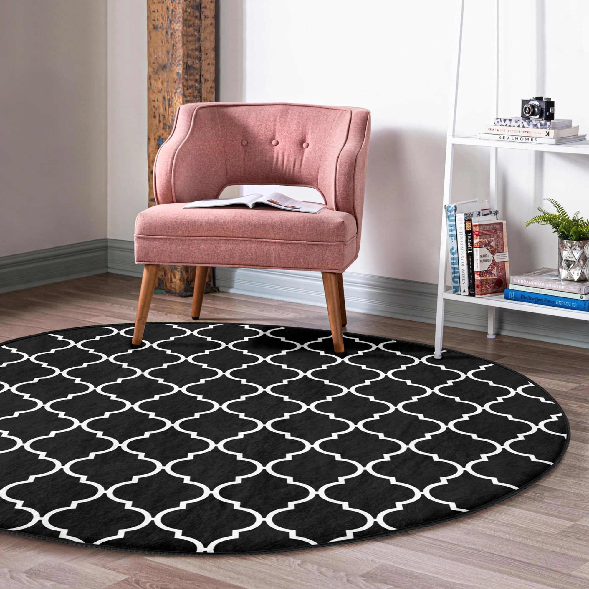 Luxury round rug in black and white design, showcasing a modern and elegant pattern, perfect for living room decor.