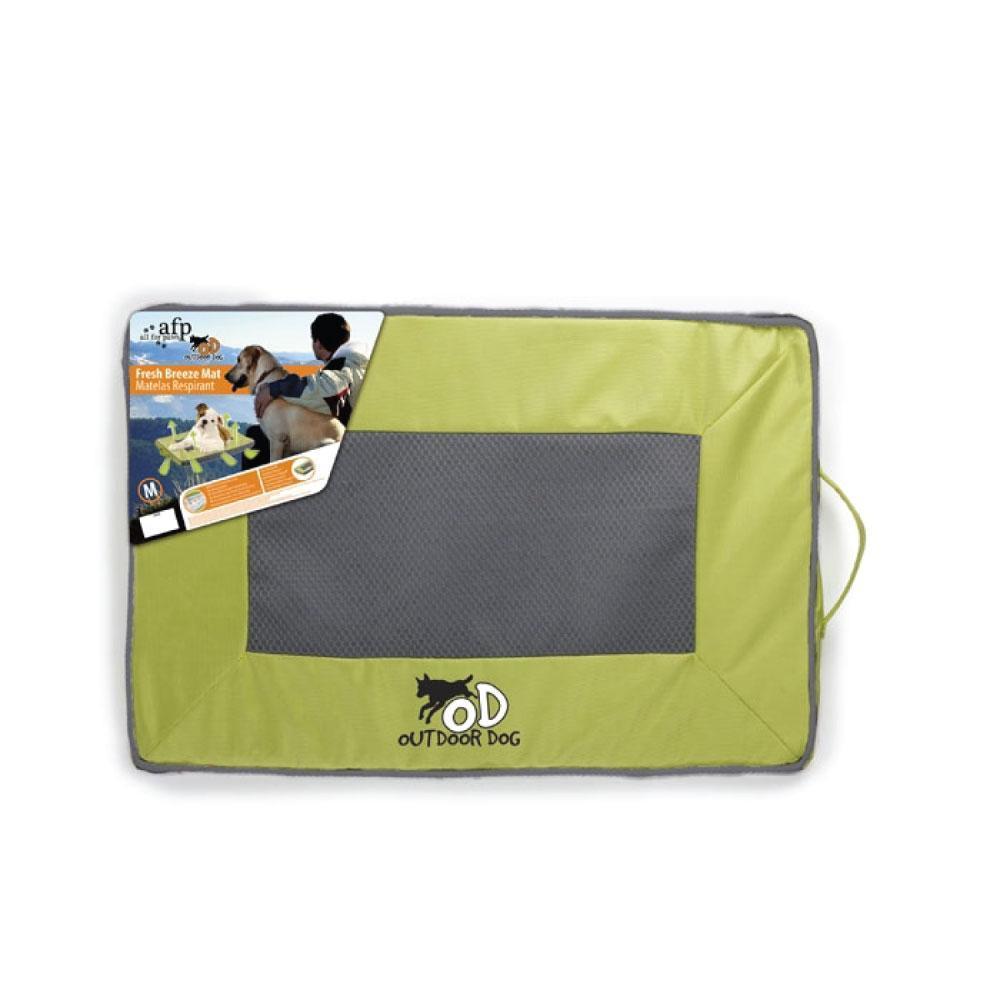 M Outdoor Dog Mat Quick Dry in green, featuring a plastic noodle design for comfort and airflow, perfect for outdoor use.