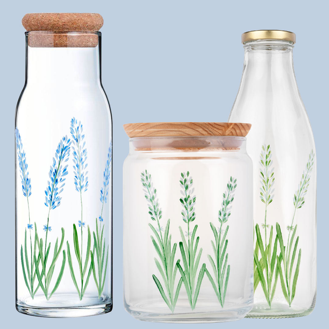 Pack Les Essentiels comprenant une carafe en verre peinte à la main, un bocal et une bouteille, tous de 1L, en couleurs Lavande Bleu et Lavande Blanc.