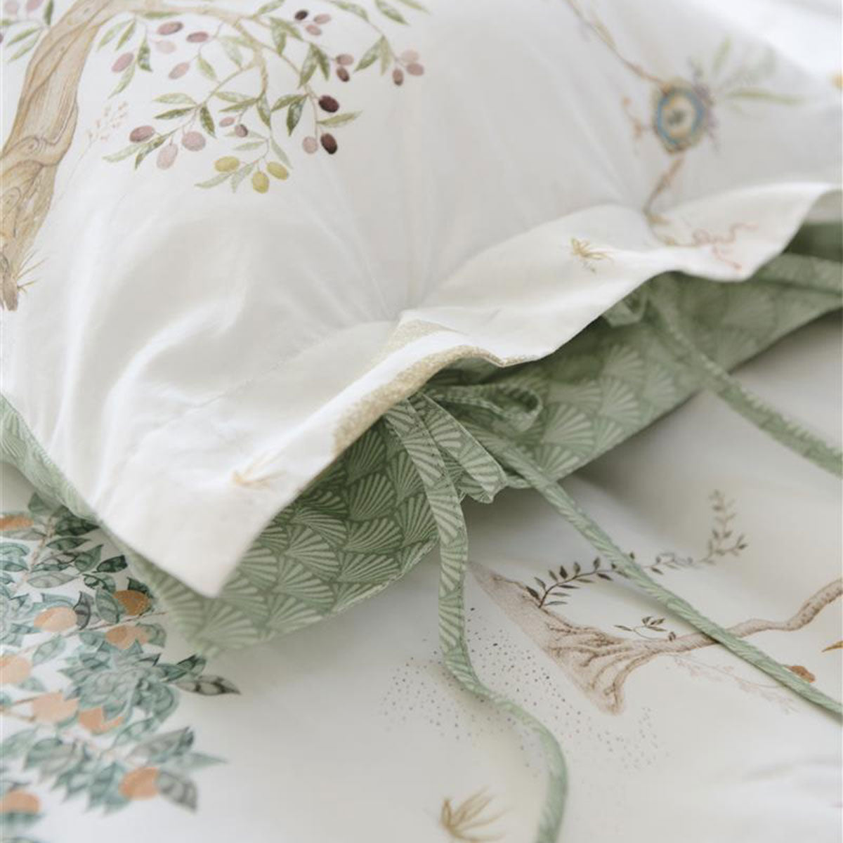 PIP Studio Giardini di Frutta White Cotton Quilt Cover Set featuring palm and fruit tree designs, with a luxurious stitched Oxford border.