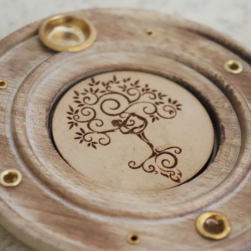 Porte-encens rond en bois de Papri avec gravure Arbre Yoga, adapté pour bâtons et cônes.