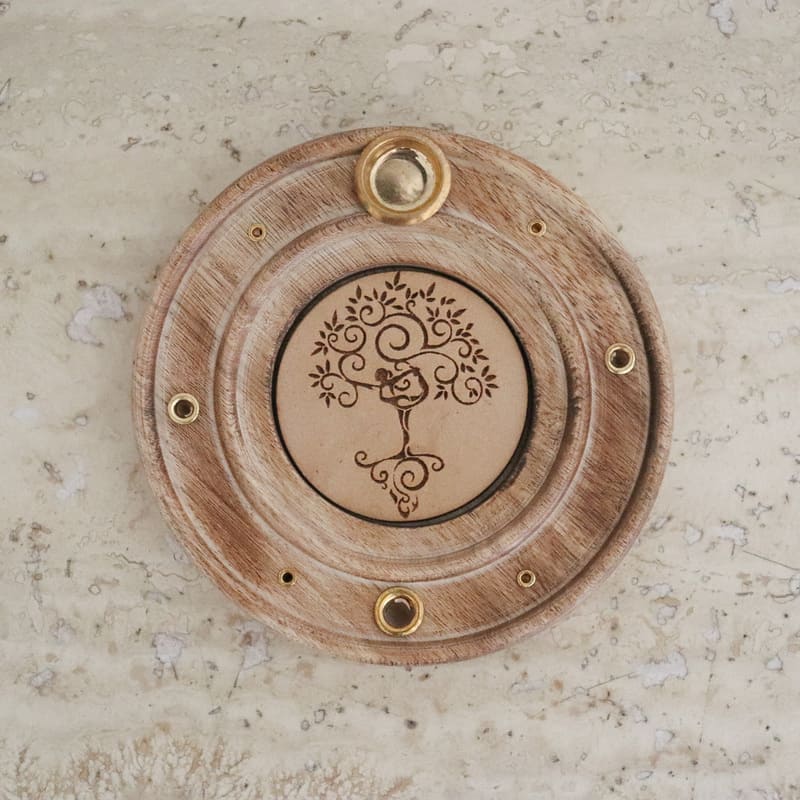 Porte-encens rond en bois de Papri avec gravure Arbre Yoga, adapté pour bâtons et cônes.