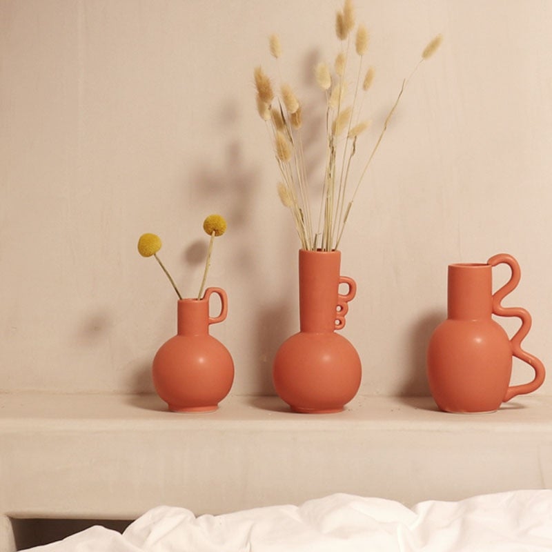 A beautifully crafted Retro Vase Set featuring unique round textures, perfect for displaying flowers.