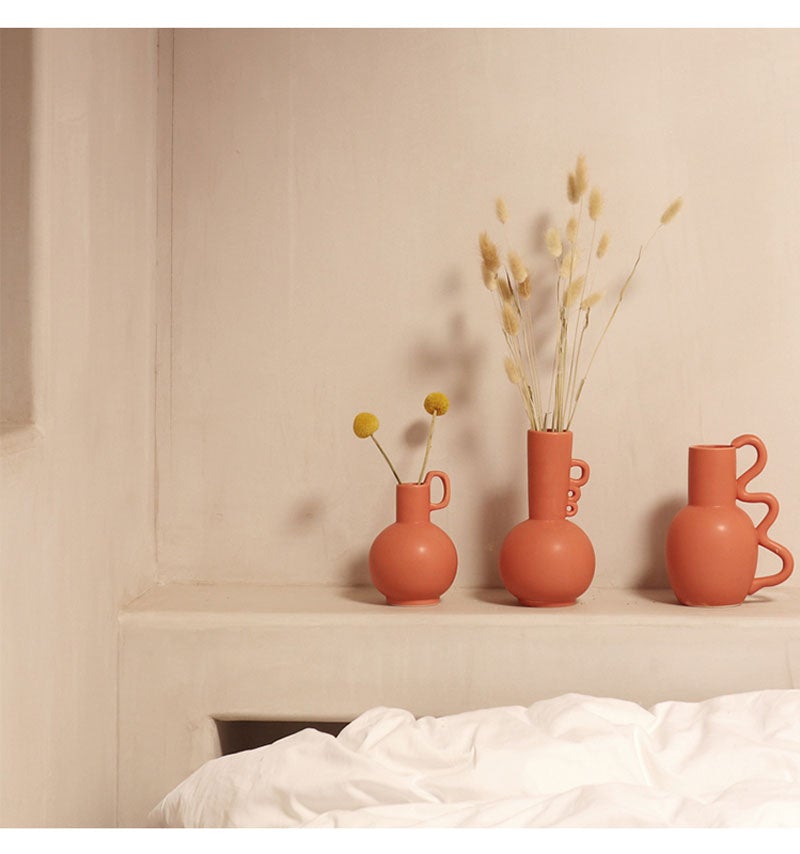 A beautifully crafted Retro Vase Set featuring unique round textures, perfect for displaying flowers.