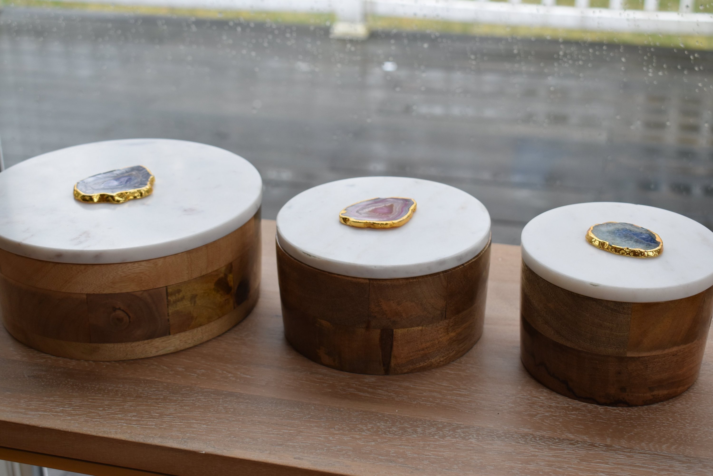 Round wooden box with a white marble lid and natural agate trim, elegantly designed for jewelry storage.