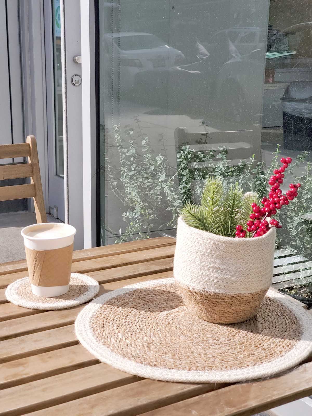 Set of 4 Savar placemats made from natural seagrass and jute, showcasing a round design with a neutral color palette.