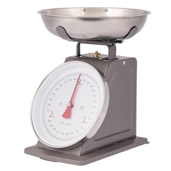 A stainless steel kitchen scale with a dishwasher-safe bowl, measuring 3 kg capacity, designed for precise ingredient measurements.