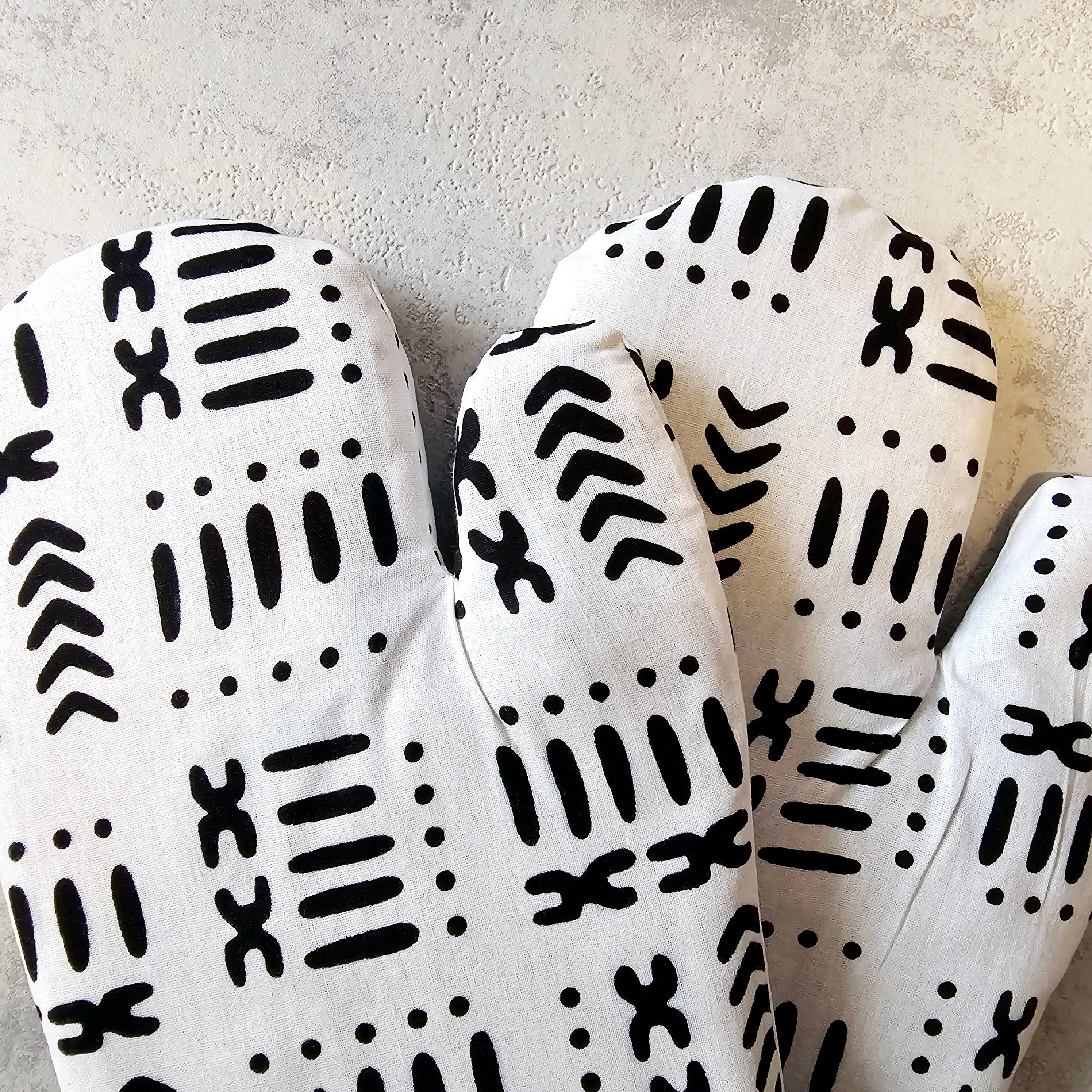 Set of 2 handmade oven gloves featuring vibrant Mudcloth Bogolan print, designed for heat resistance and convenience in the kitchen.