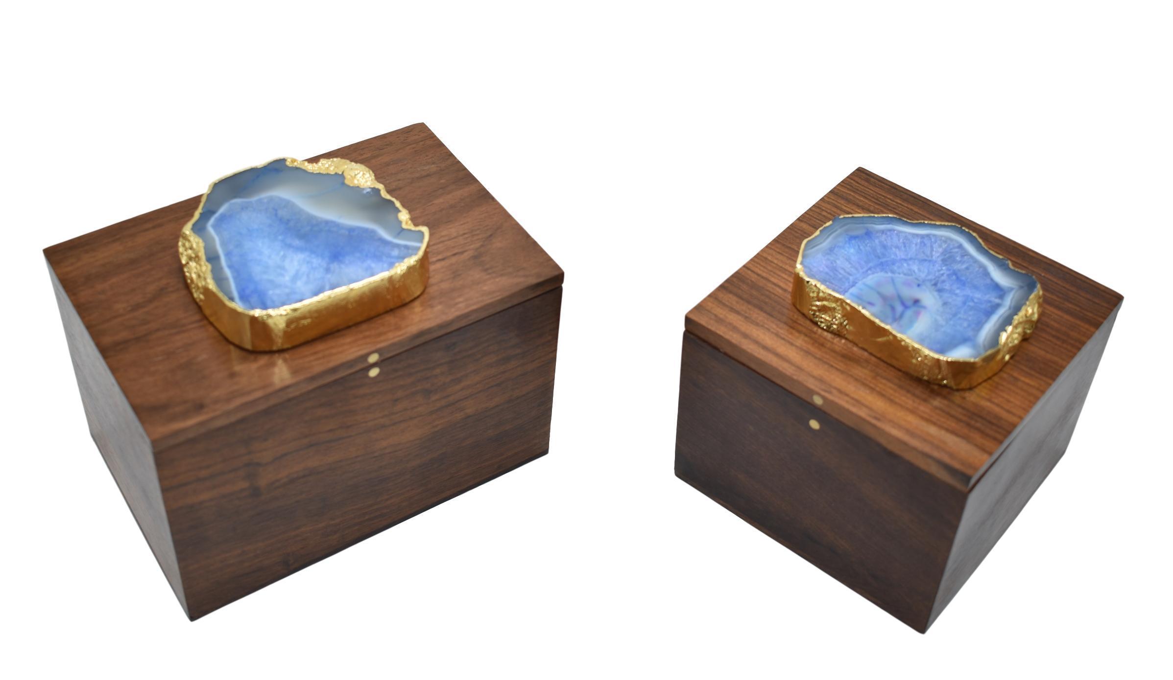 A square wooden box featuring a stunning agate top with gold trim, perfect for storing jewelry and enhancing home decor.