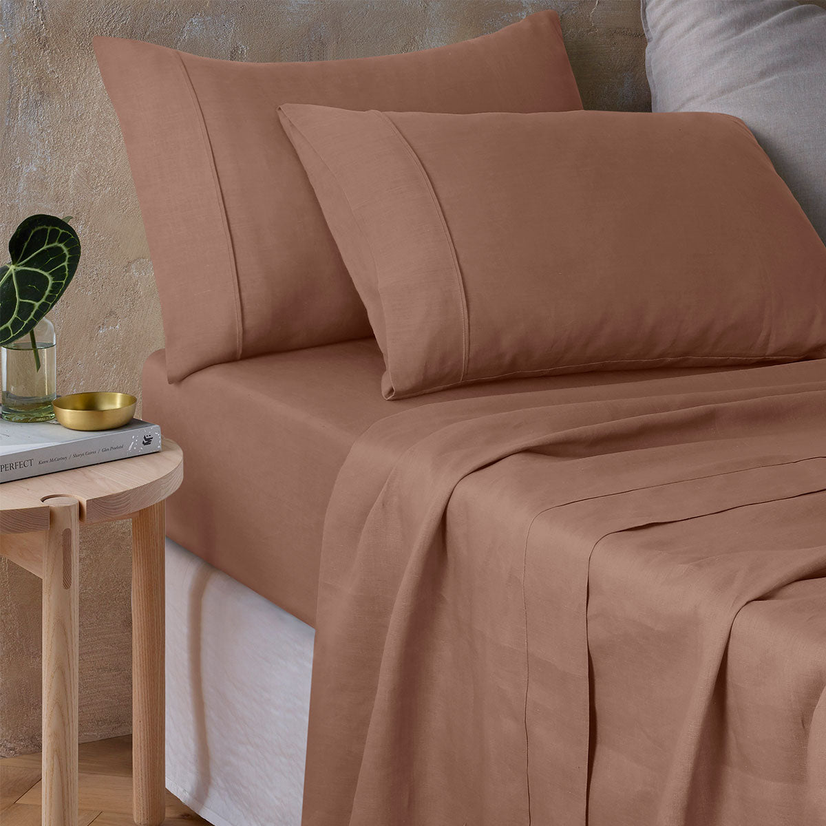 Hazelnut 100% Hemp Sheet Set King size featuring soft, breathable fabric with eco-friendly properties.