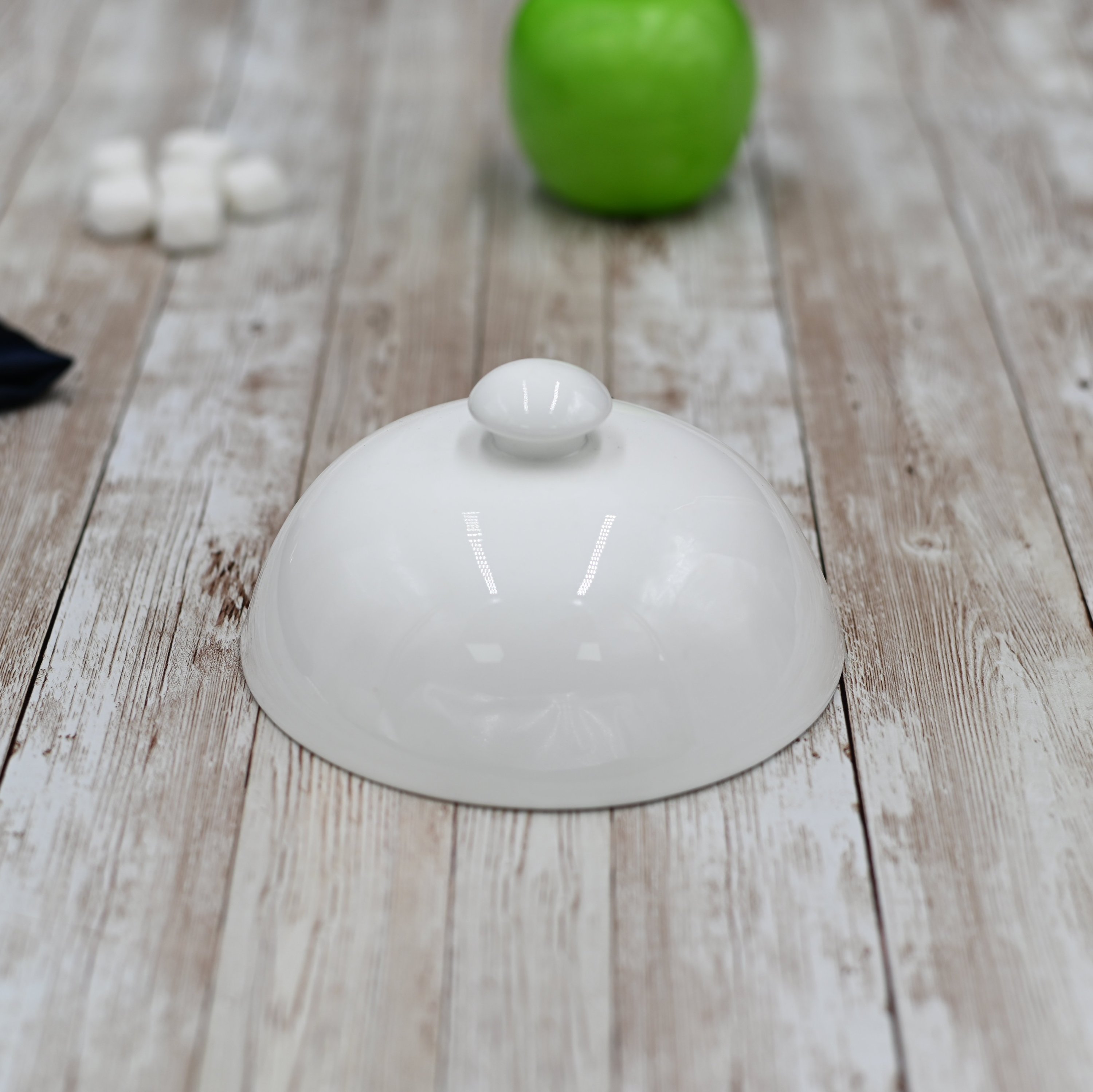 A 5-inch white porcelain lid designed for main courses, showcasing its elegant round shape and high-quality finish.