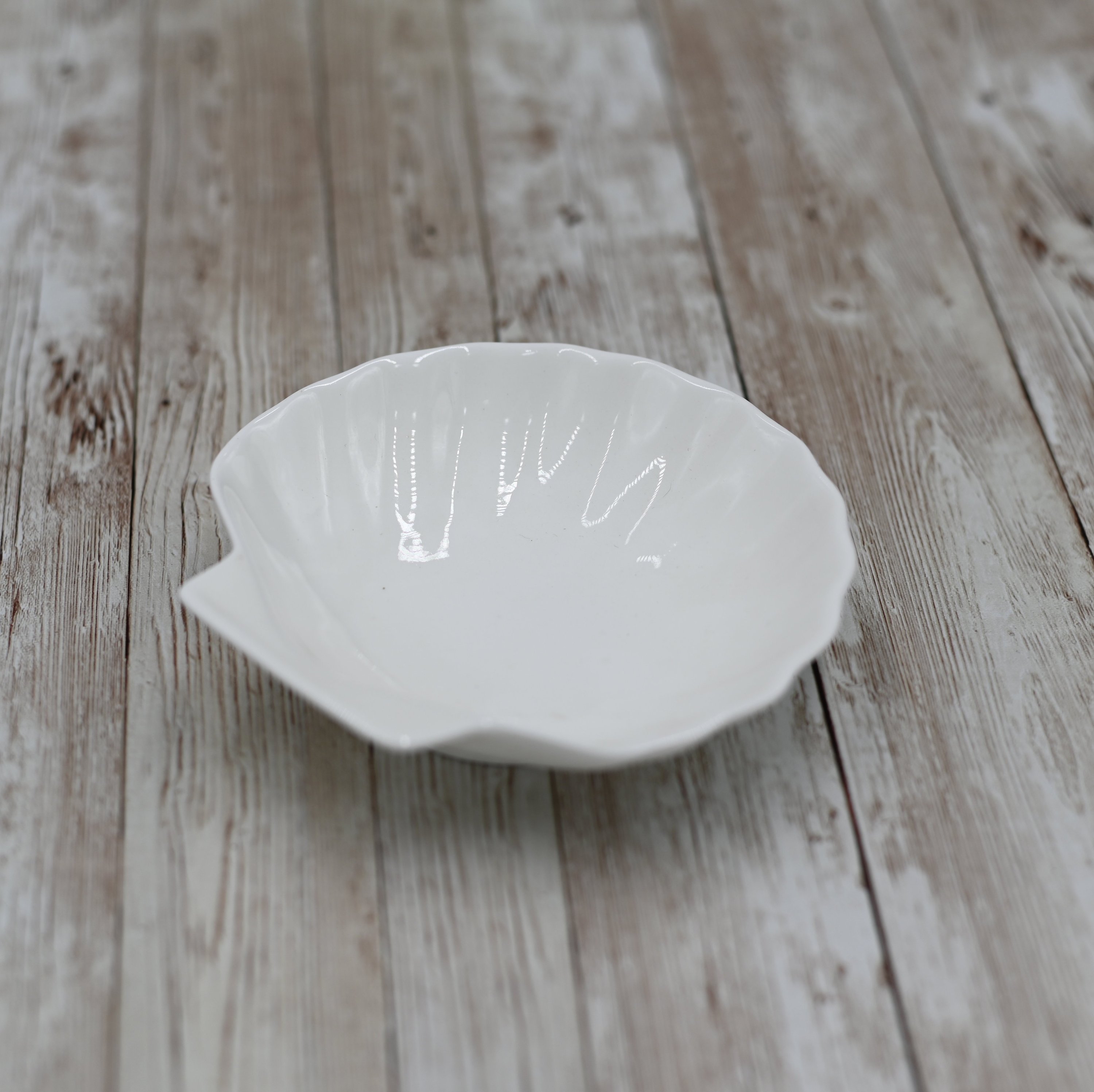 Elegant 5-inch white shell dish made of fine porcelain, ideal for serving seafood and salads.