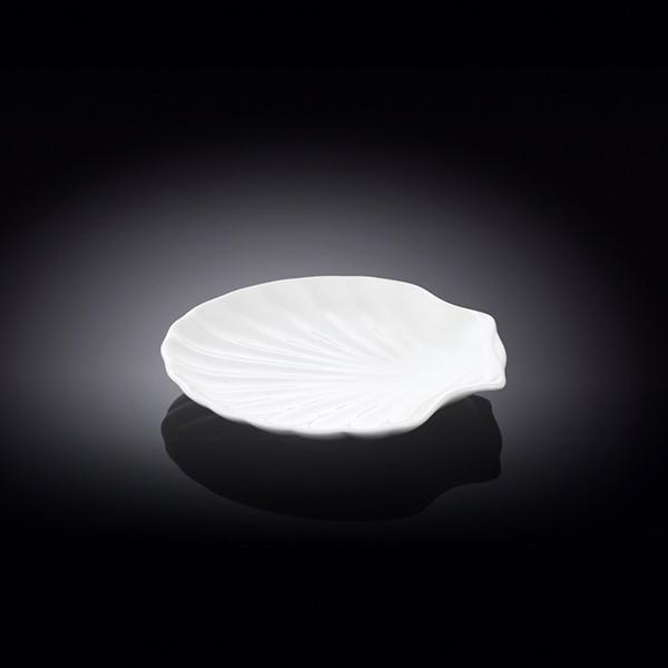 Elegant 5-inch white shell dish made of fine porcelain, ideal for serving seafood and salads.