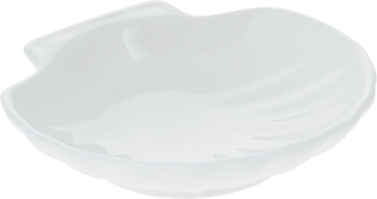 Elegant 5-inch white shell dish made of fine porcelain, ideal for serving seafood and salads.