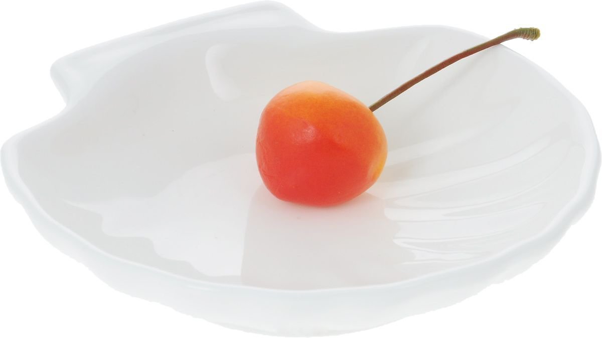 Elegant 5-inch white shell dish made of fine porcelain, ideal for serving seafood and salads.