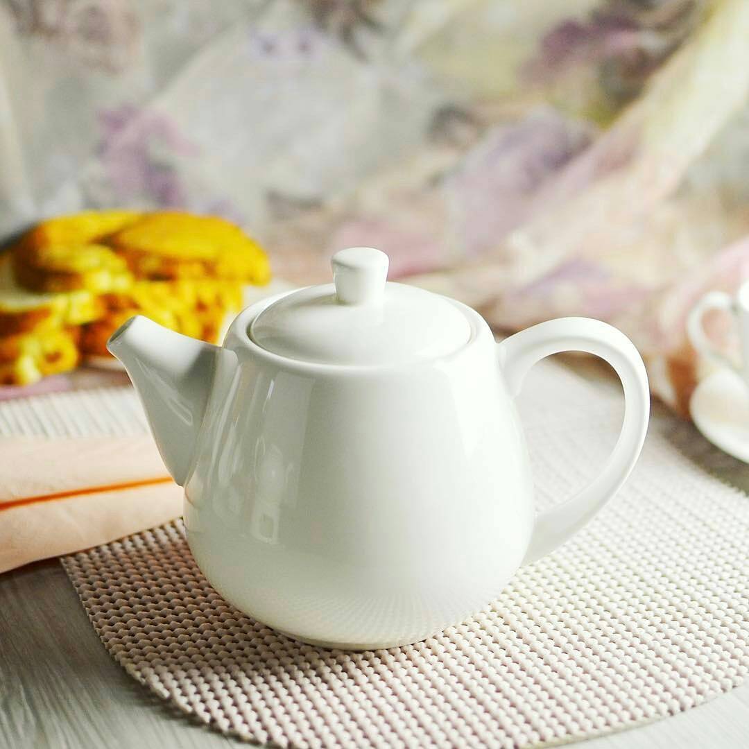 Elegant WILMAX White Teapot, 17 oz, made of fine porcelain with a built-in strainer and lid lock.