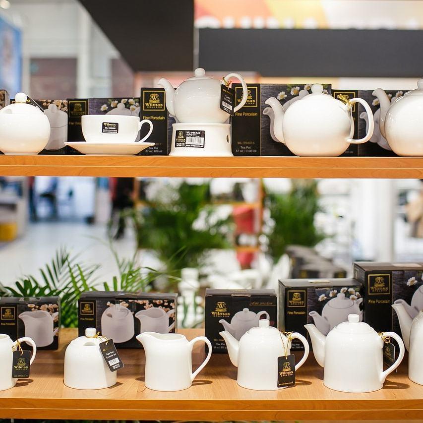 Elegant WILMAX White Teapot, 17 oz, made of fine porcelain with a built-in strainer and lid lock.