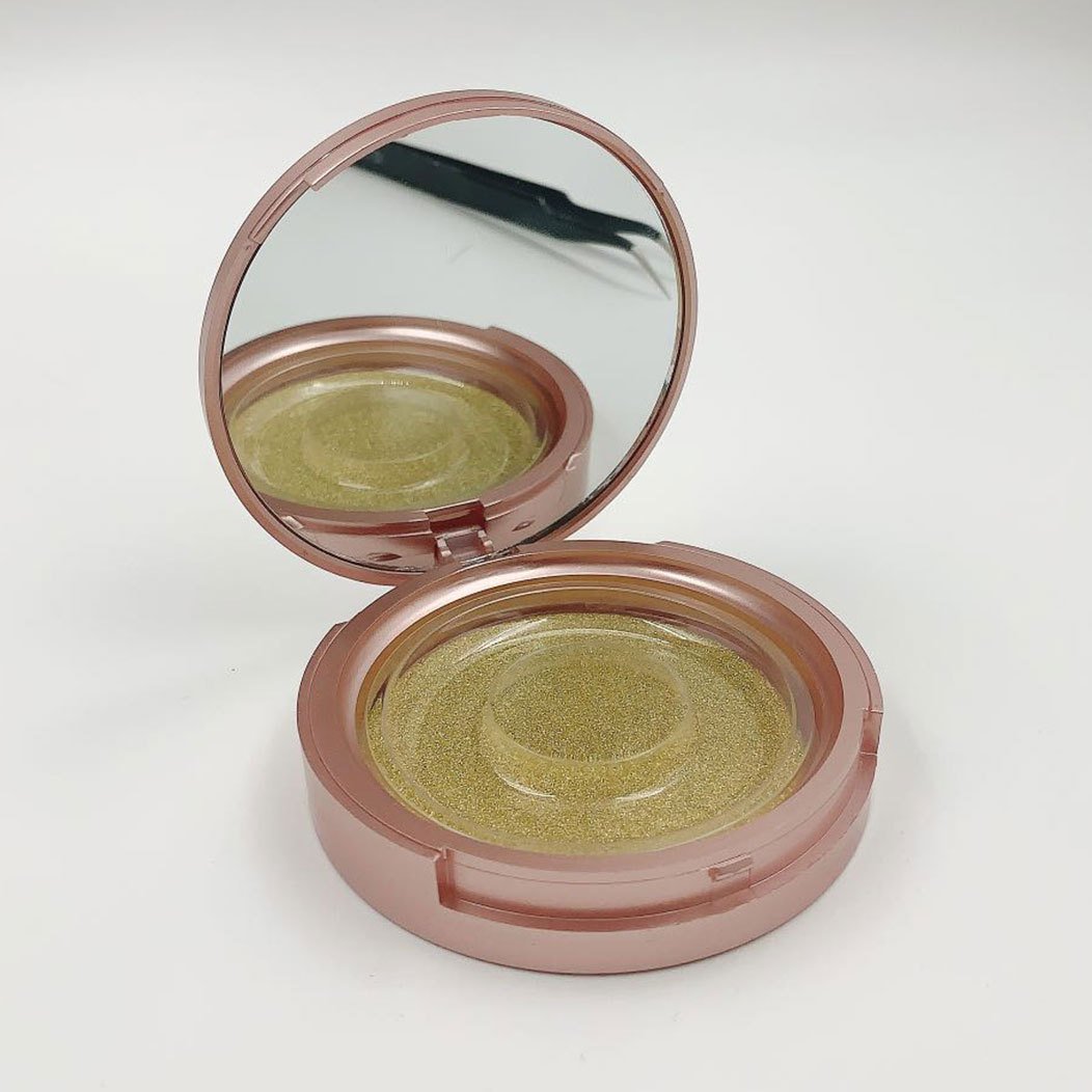 Wholesale Makeup Plastic Round Eyelash Box in Gold, Rose Gold, and Black colors, showcasing its compact design and high-quality plastic material.