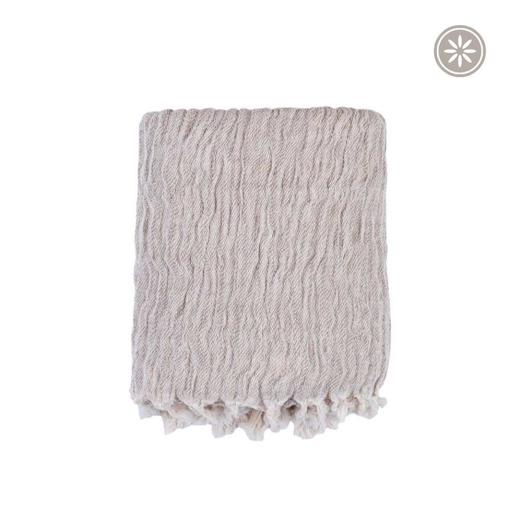 A soft and beautiful Wrinkle Pläd Linne blanket in natural colors, made from linen and cotton, perfect for cozy moments.