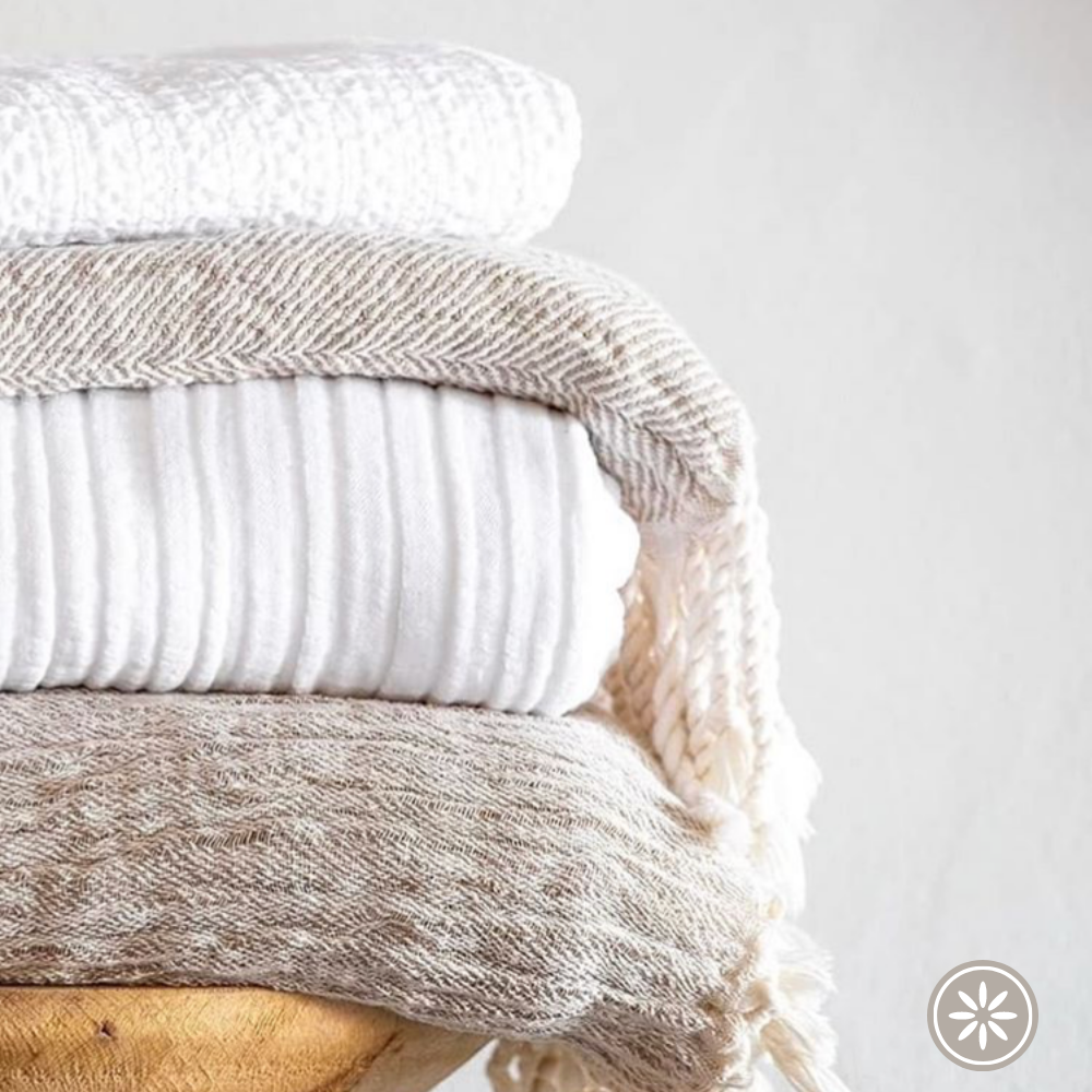 A soft and beautiful Wrinkle Pläd Linne blanket in natural colors, made from linen and cotton, perfect for cozy moments.