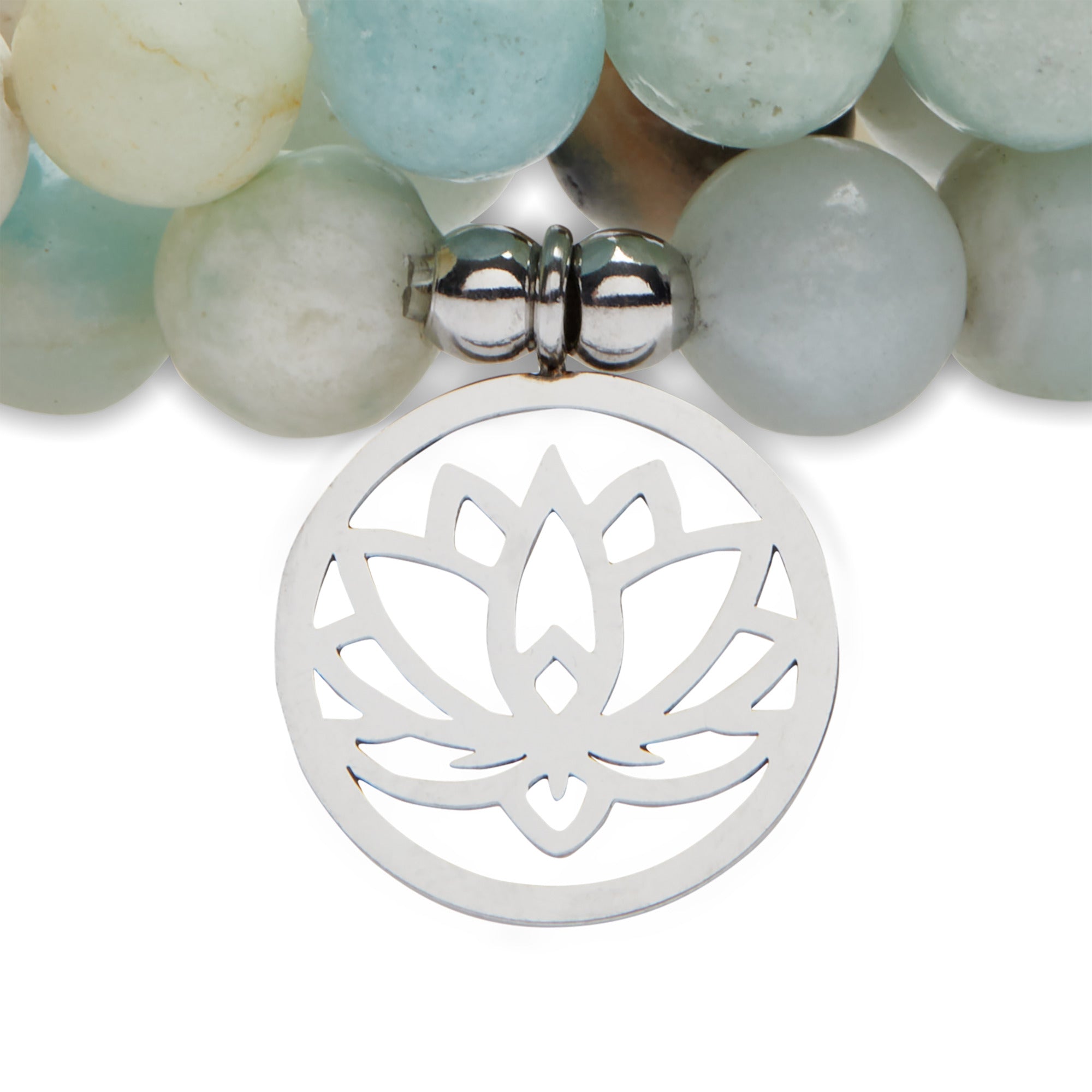 Bracelet Mala 'Lotus' de 108 perles en Amazonite avec pendentif en acier inoxydable, symbolisant la paix intérieure et l'épanouissement spirituel.