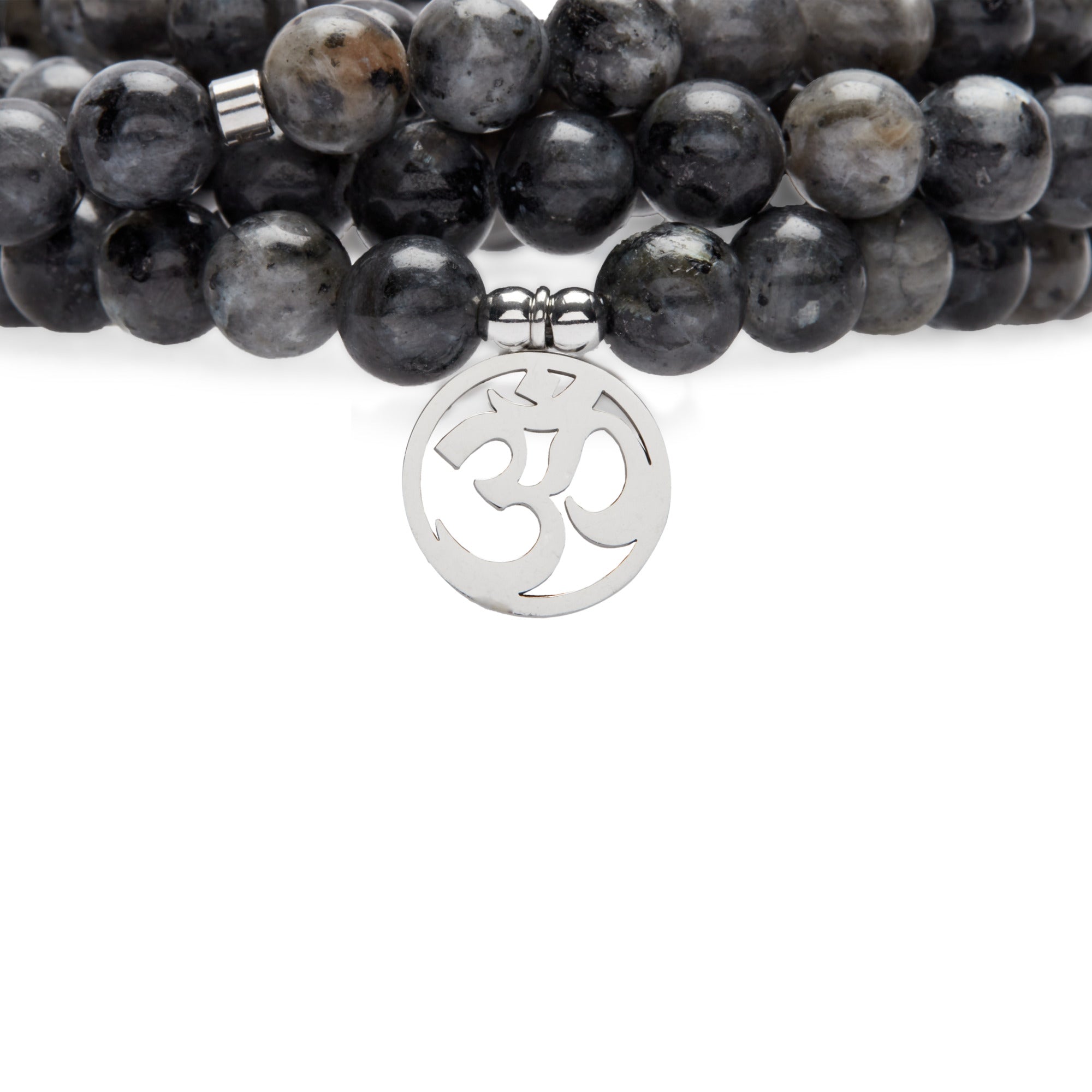 Bracelet Mala 'Om' de 108 perles en Labradorite Grise, avec pendentif en acier inoxydable, conçu pour la méditation et la protection.