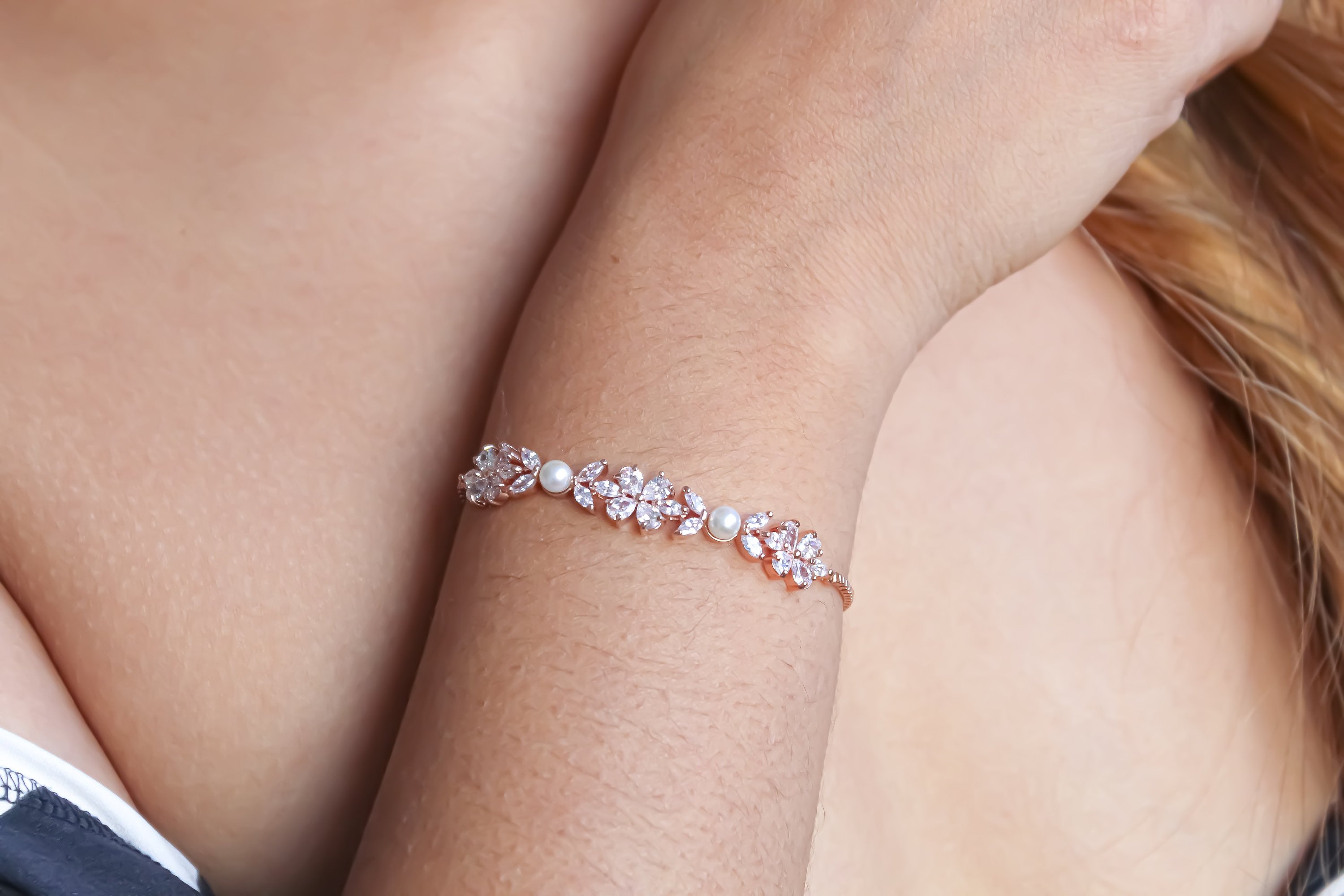 Clear Sky Star Bracelet featuring rose gold plating and authentic zircons, adjustable strap for a perfect fit.