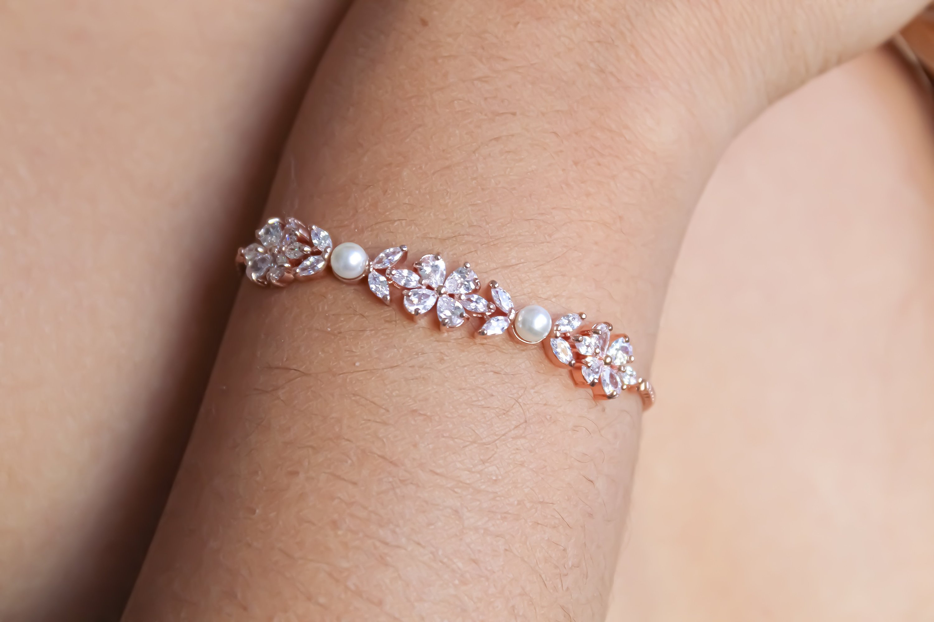 Clear Sky Star Bracelet featuring rose gold plating and authentic zircons, adjustable strap for a perfect fit.