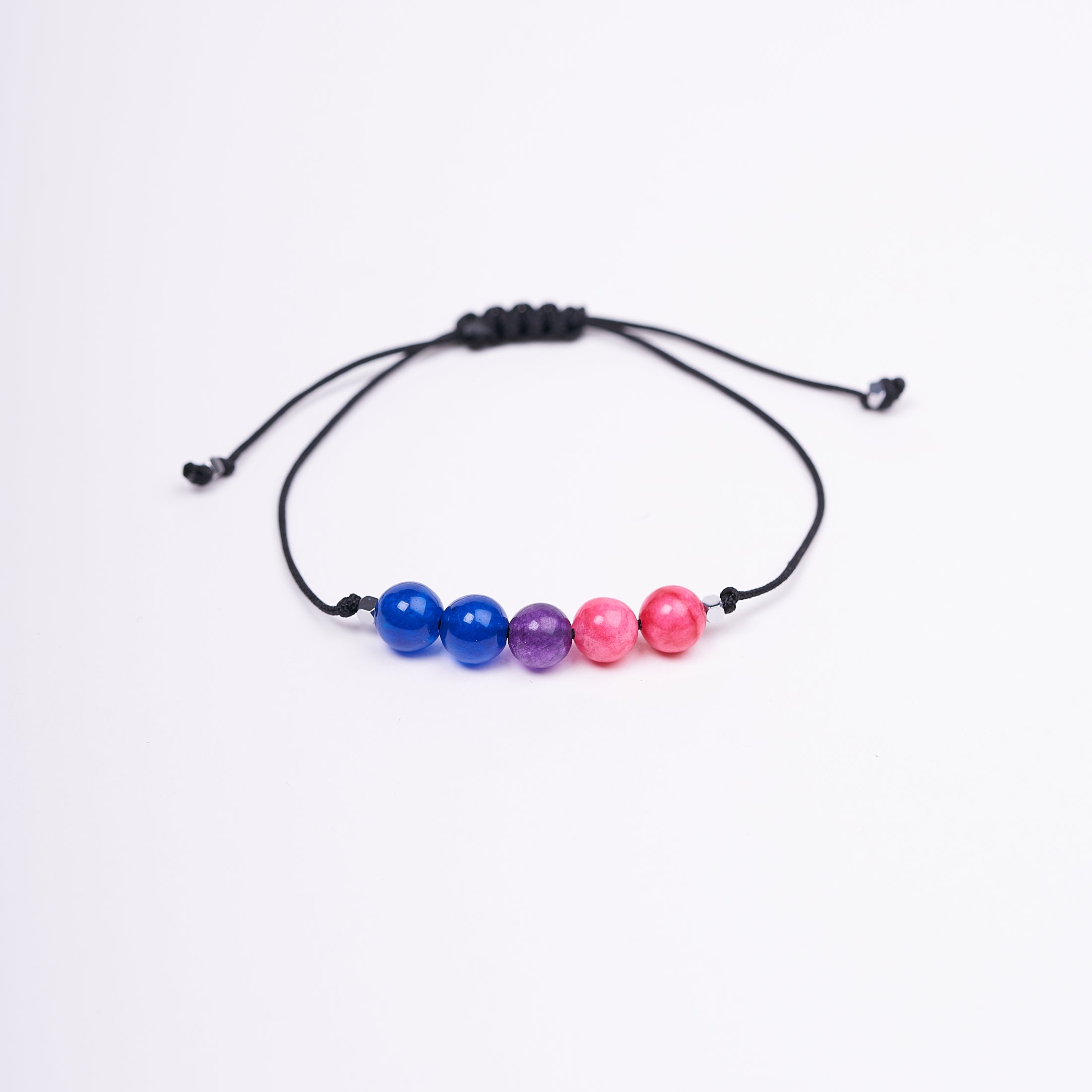 Pulsera de orgullo bisexual hecha a mano con ágatas naturales en colores fucsia, violeta y azul, ajustable con hilo negro.