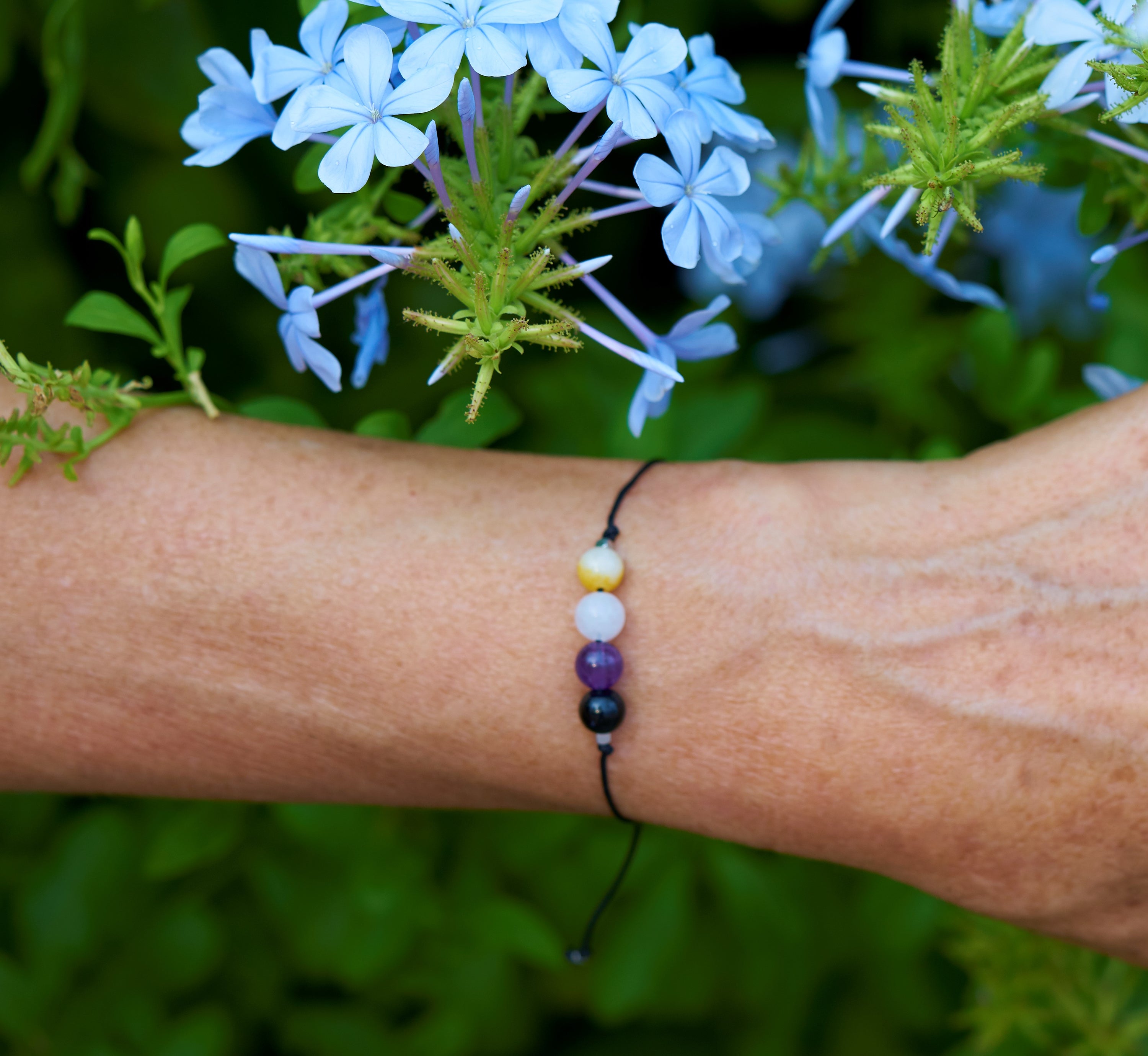 Pulsera de Orgullo No Binaria hecha a mano con ágatas naturales en colores vibrantes, ajustable y elegante.