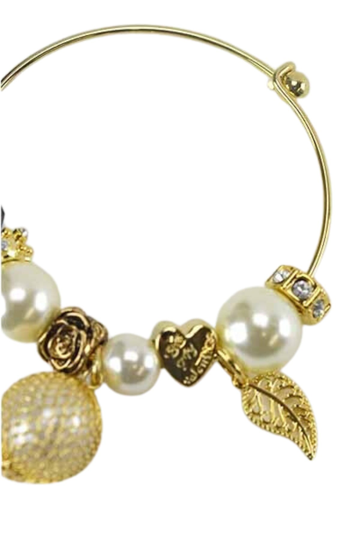 A beautiful multi pearl bracelet with sparkling crystal accents, showcasing elegance and style.