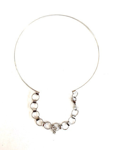 A stylish choker necklace designed for fashion lovers, featuring a sleek and elegant design suitable for various outfits.