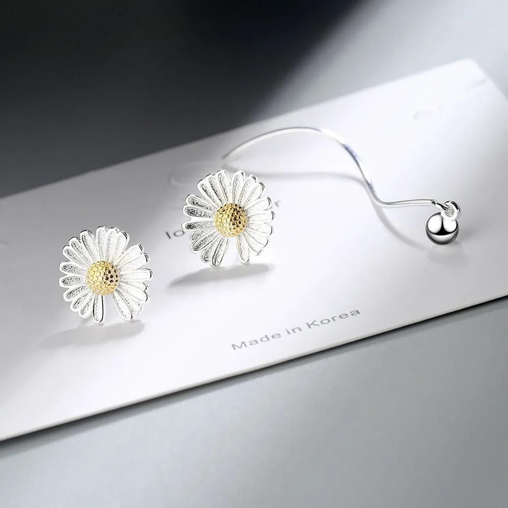 Elegant Daisy Earrings made from 925 silver and 18k gold plating, featuring intricate daisy design.