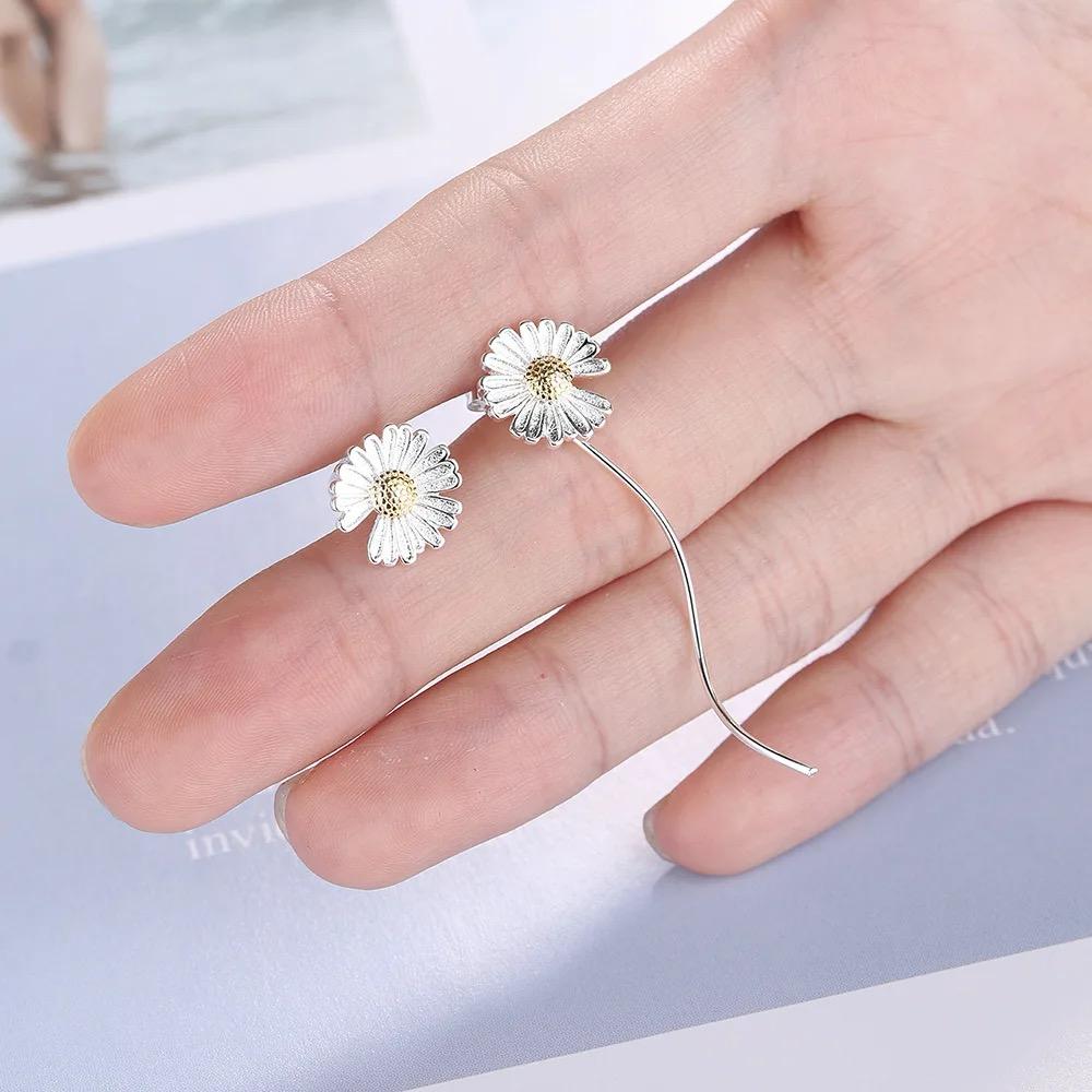 Elegant Daisy Earrings made from 925 silver and 18k gold plating, featuring intricate daisy design.