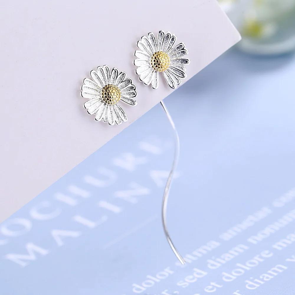 Elegant Daisy Earrings made from 925 silver and 18k gold plating, featuring intricate daisy design.