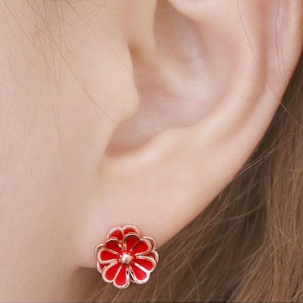 Daisy Red Stud Earrings featuring a 14K gold pin, showcasing a vibrant red daisy design.