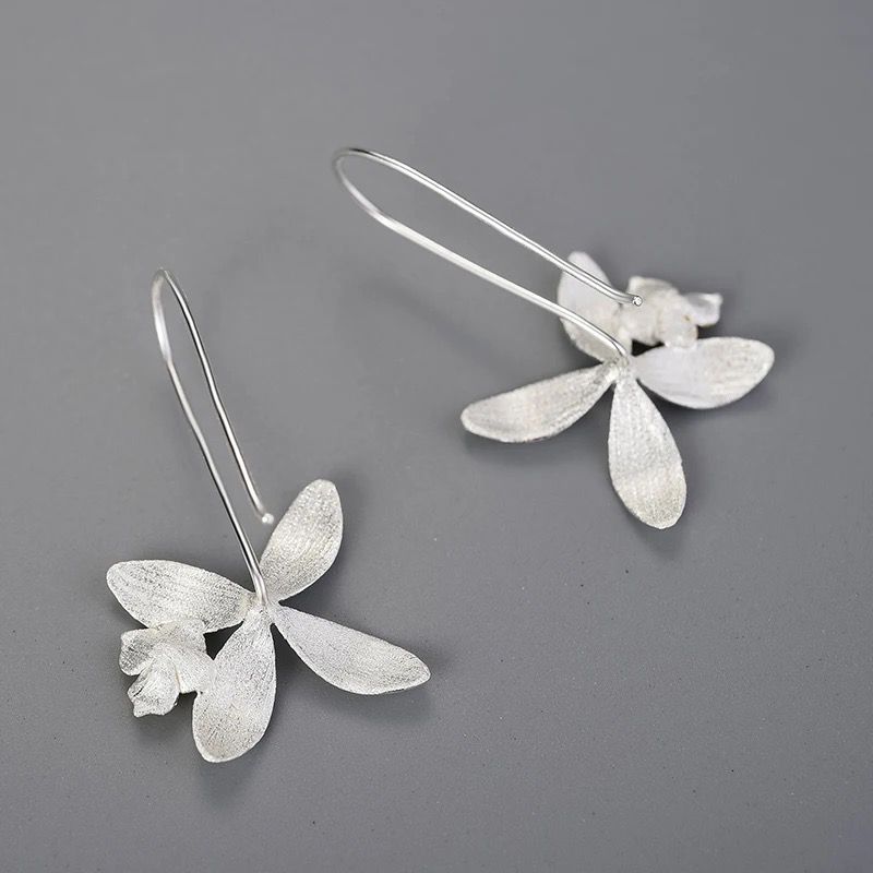 A pair of delicate flower earrings featuring daffodils crafted from polished sterling silver with warm 18K gold plating.