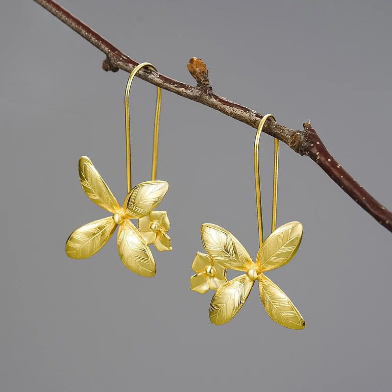 A pair of delicate flower earrings featuring daffodils crafted from polished sterling silver with warm 18K gold plating.