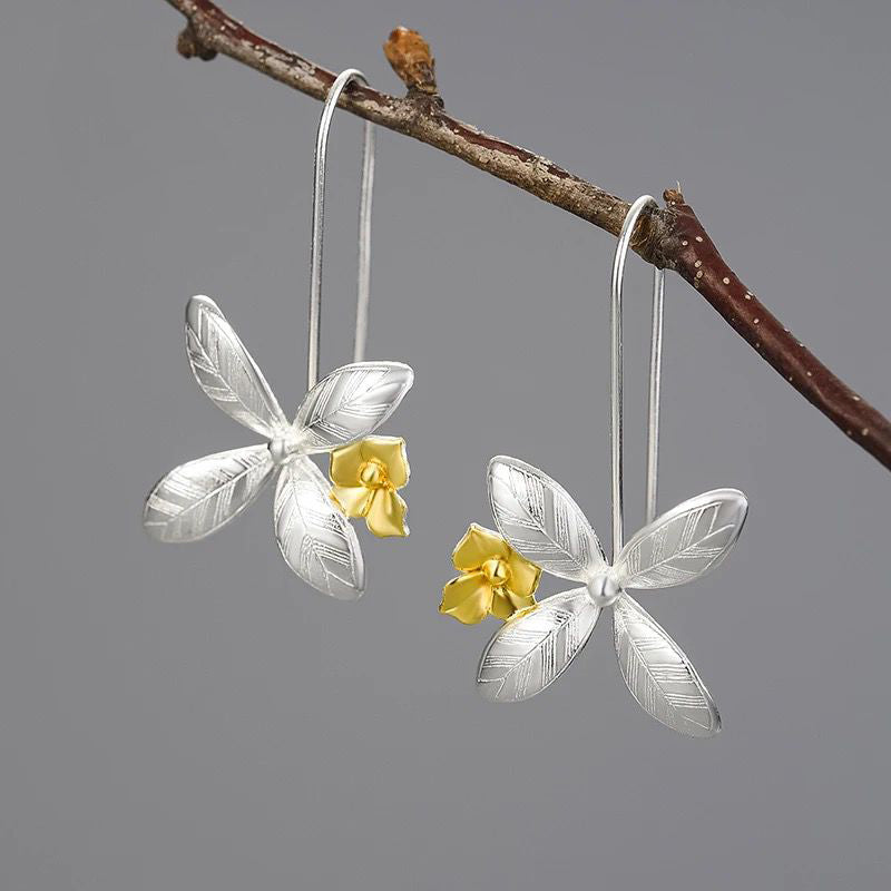 A pair of delicate flower earrings featuring daffodils crafted from polished sterling silver with warm 18K gold plating.