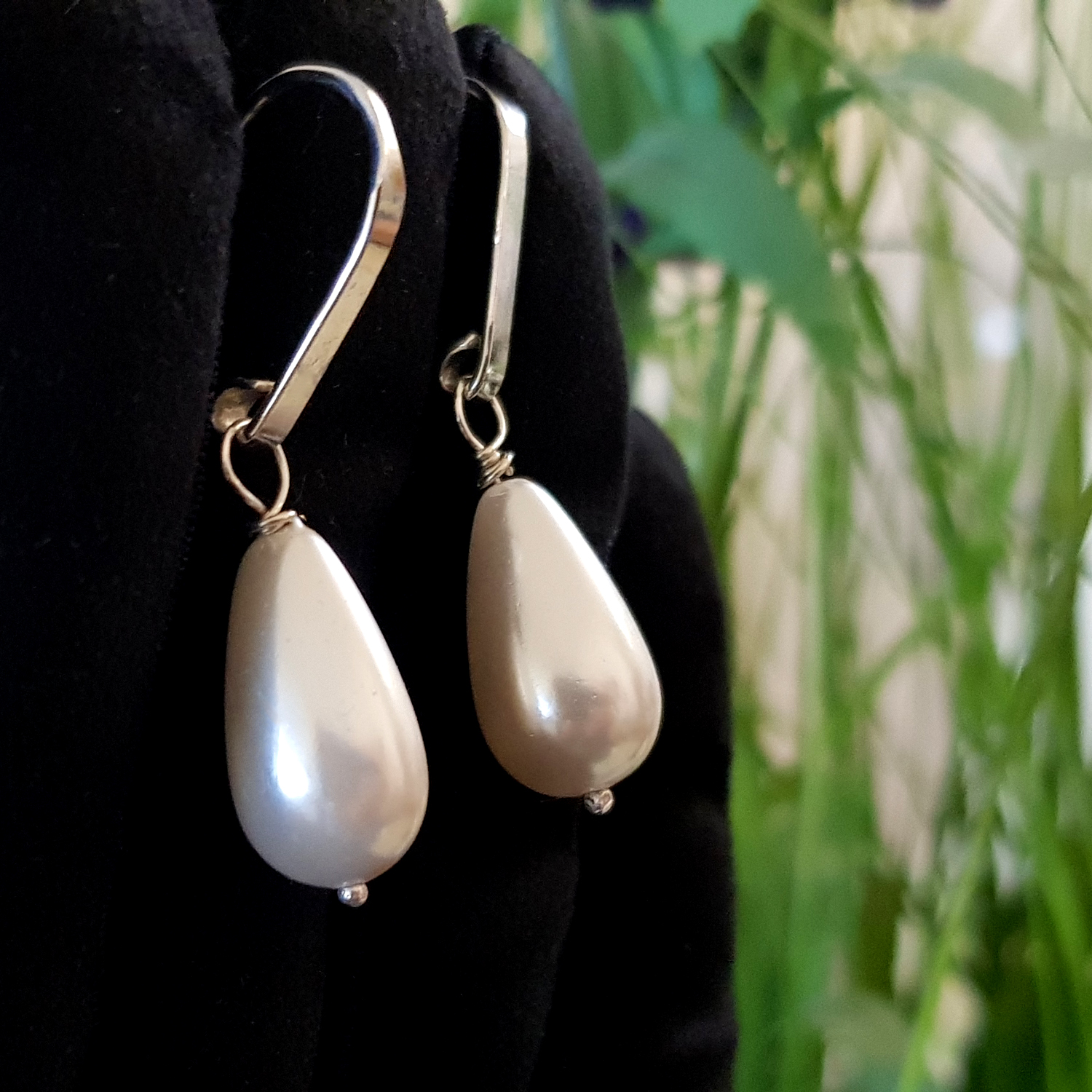 Dew Drop Teardrop Shell Pearl Earrings featuring Solid Silver 925 ear wires, showcasing elegant teardrop shell pearls in a handmade design.